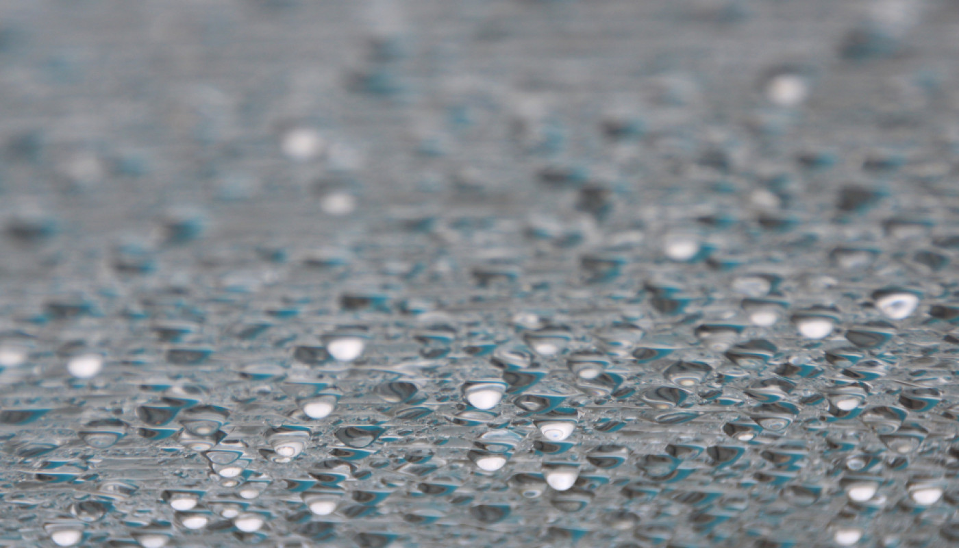 Condensation ou infiltration : comment identifier l’origine des traces d’humidité sous la toiture ?