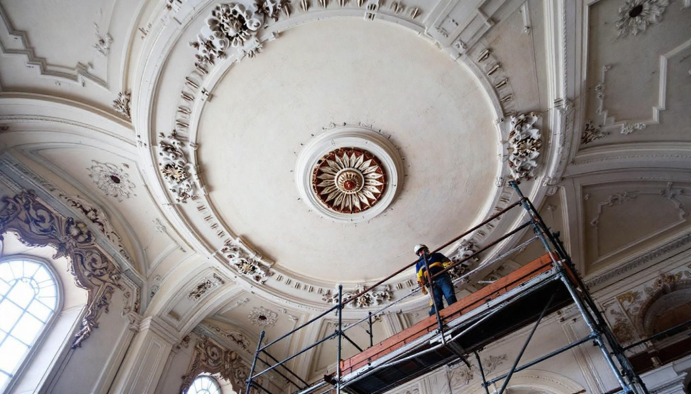 Techniques modernes pour la rénovation de plafonds historiques